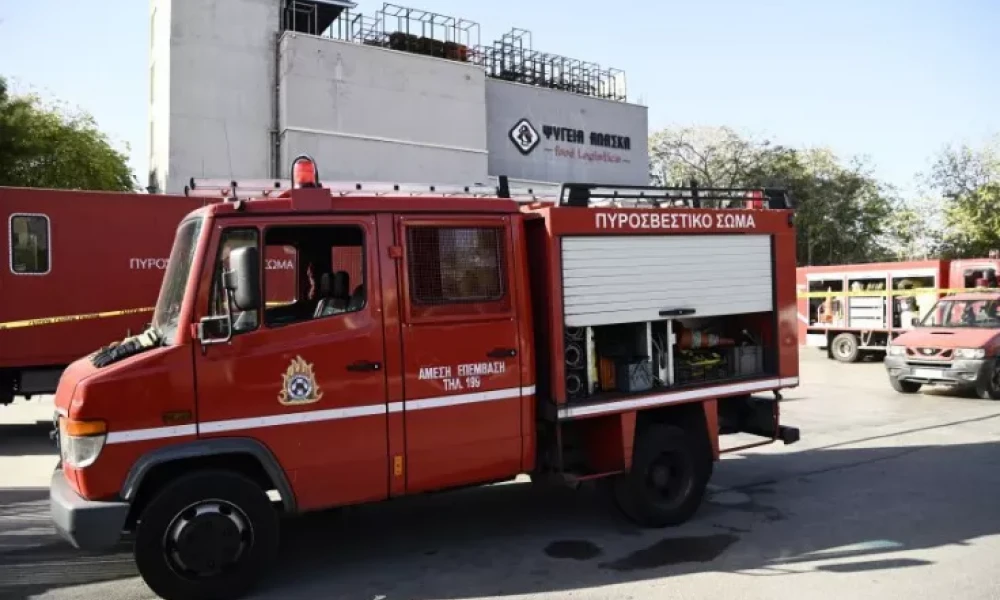 Φωτιά έξω από εργοστάσιο ξυλείας στο Λουτράκι χθες απόγευμα Παρασκευής